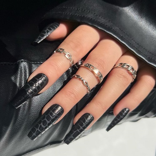 Explore the Latest Fashion:Black Nails